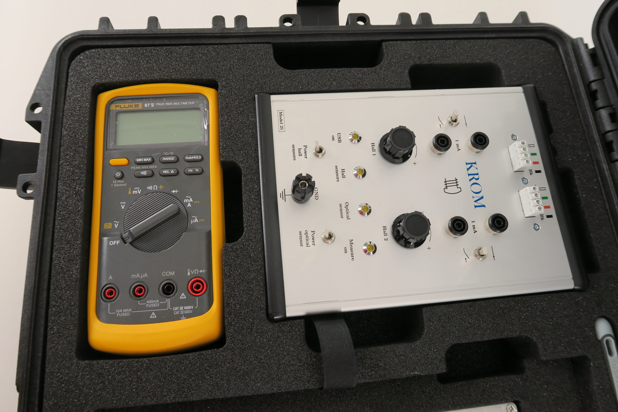 KROM flux meter and Fluke 87V multimeter